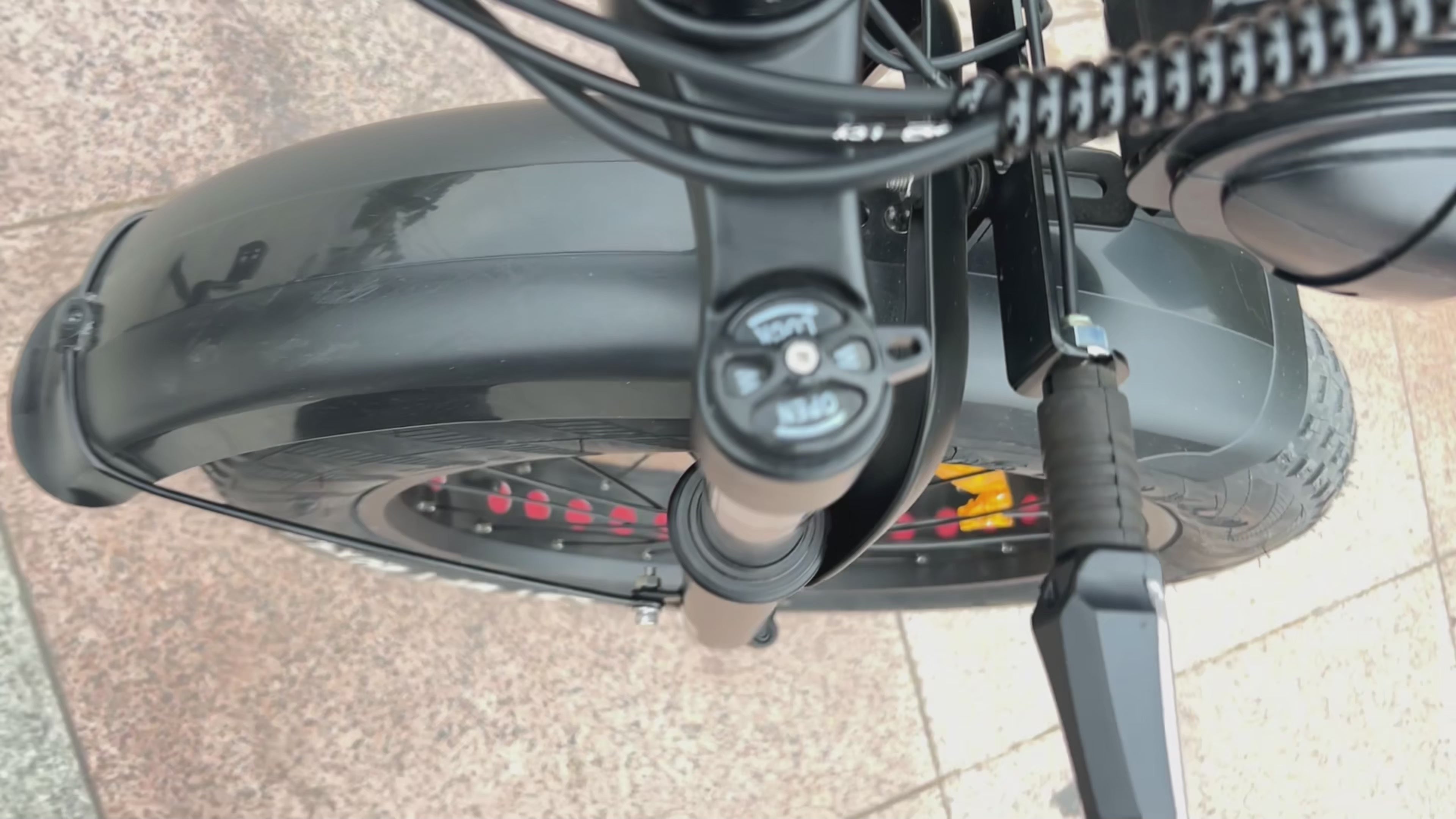 Încărcați videoclipul: 